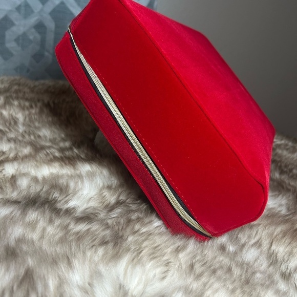Velvety Red Estée Lauder Cosmetic Case Large, Handle, Bow, Gold Accented Zipper - Picture 13 of 16